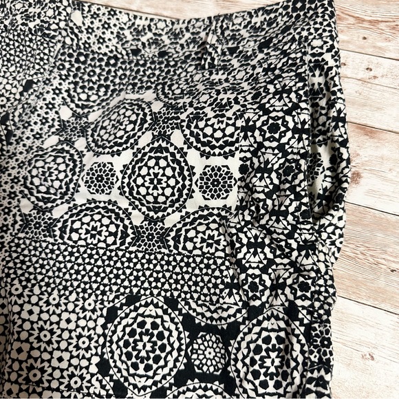 Artisan NY Black & White Floral Abstract Cotton Shorts Size 6 - Picture 3 of 7